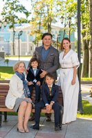 Супруга композитора В.Е.Загребельная и сын П.Дмитриев с семьей